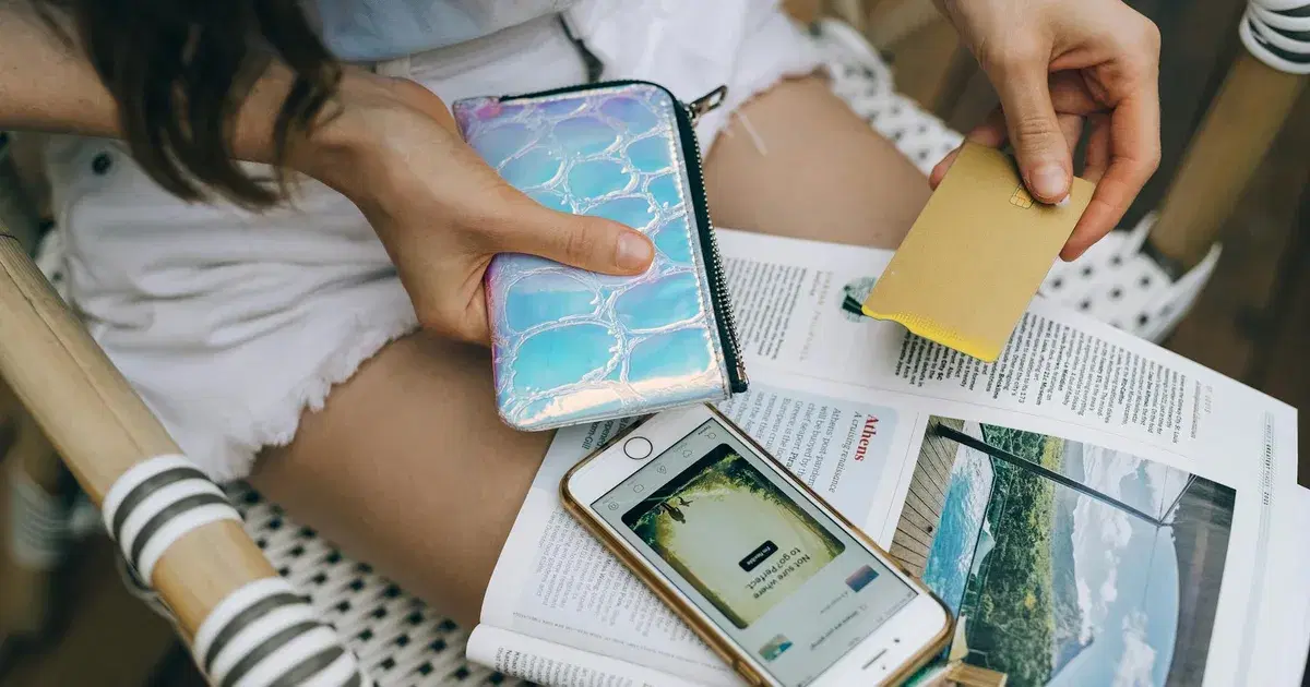 Trois smartphones cote a cote illustrant un wallet generique, un e-wallet et un m-wallet marocains